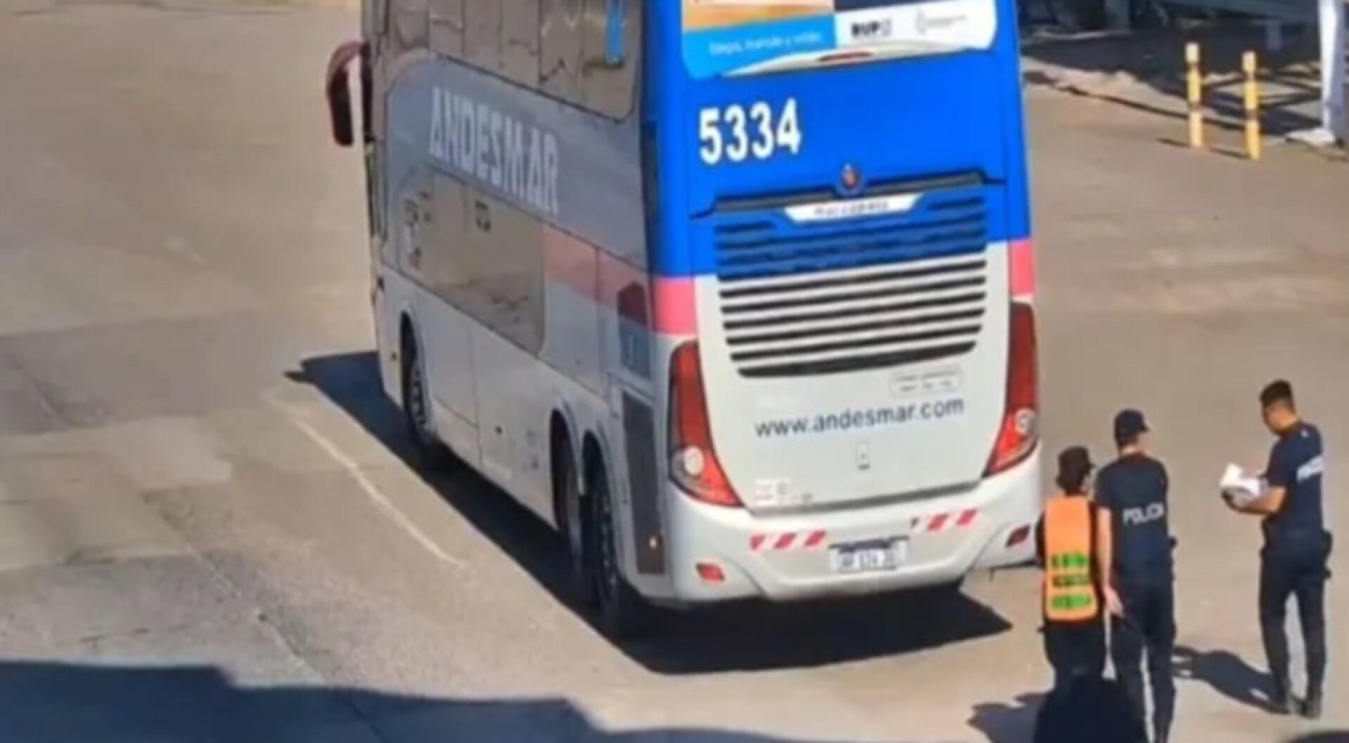 El micro de Andesmar detenido en Desaguadero, donde se realizó el control (La Capital)