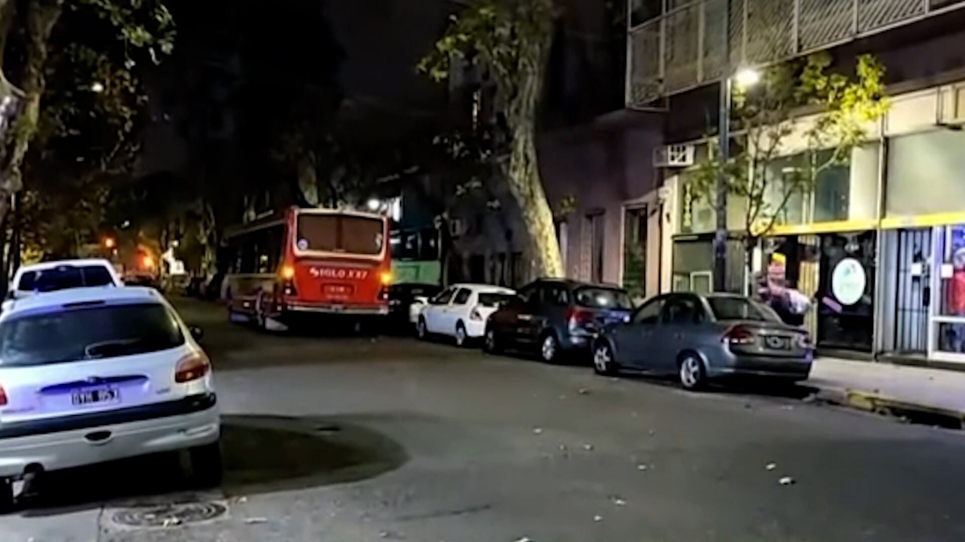 El repartidor de delivery chocó con un colectivo de la línea 181