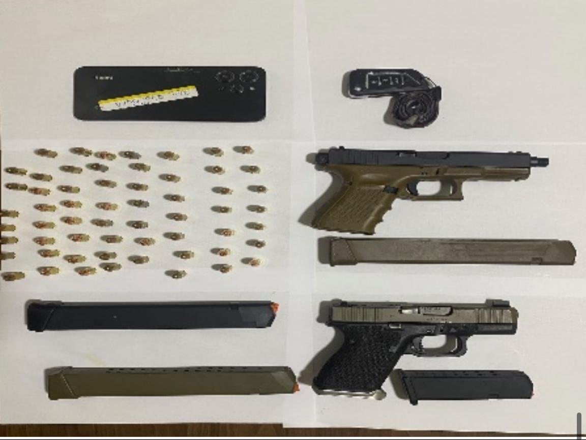 A Santana Goris le fue incautada una pistola Glock calibre 40 sin registro y un cargador para 30 cápsulas./ (Redes Diego Pesqueira)