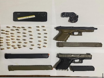 A Santana Goris le fue incautada una pistola Glock calibre 40 sin registro y un cargador para 30 cápsulas./ (Redes Diego Pesqueira)