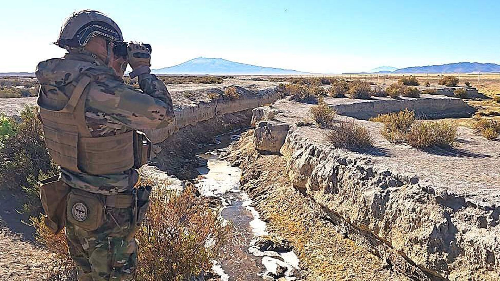 Un miembro de las Fuerzas Armadas de Bolivia supervisa una de las fronteras en el marco del Plan Soberanía (Foto: Viceministerio de Lucha Contra el Contrabando)