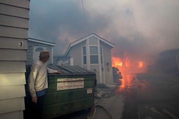 El humo cubre Los Ángeles