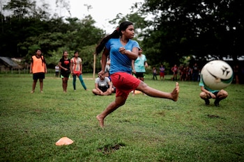 El proyecto también contempla la diversidad cultural de los pueblos Bribri y Cabécar, cuyas estructuras tradicionales incluyen sistemas de filiación de carácter matrilineal. EFE/Jeffrey Arguedas