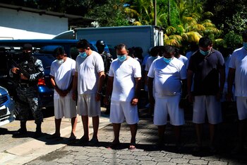 Un grupo de detenidos esperan