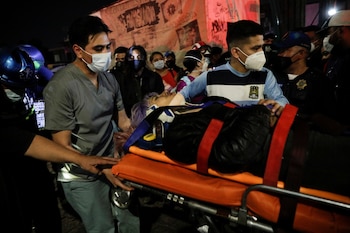 Los rescatistas transportan a una