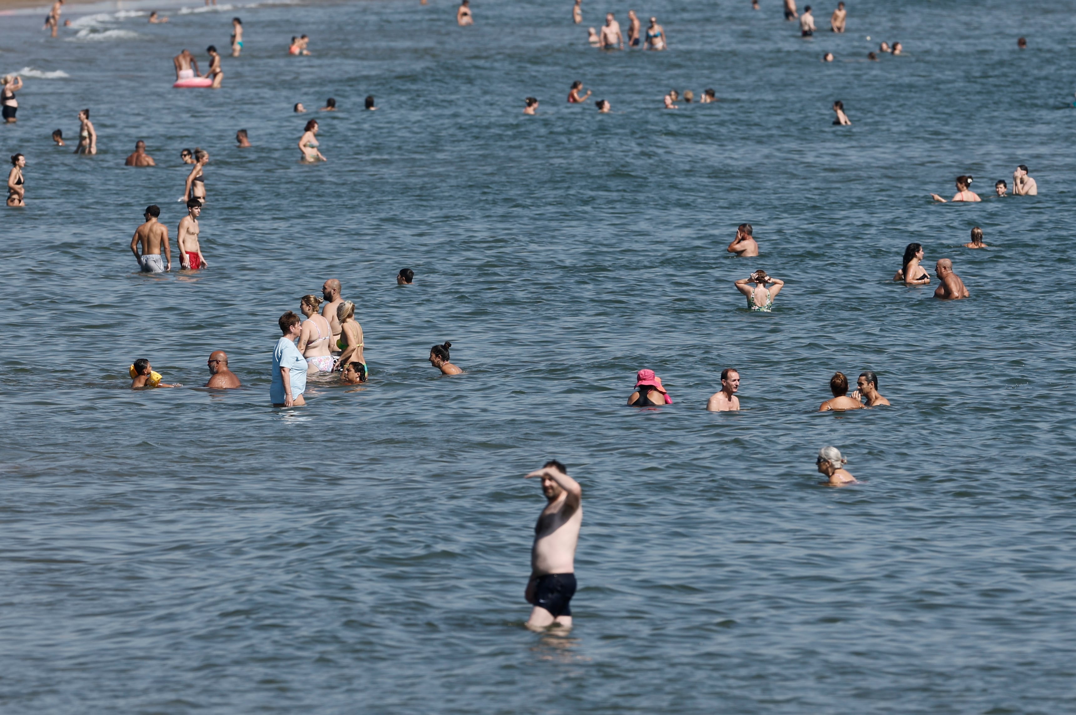 Vista de la playa la Malvarrosa este viernes en València. (EFE/Kai Forsterling)
