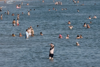 Vista de la playa la Malvarrosa este viernes en València. (EFE/Kai Forsterling)