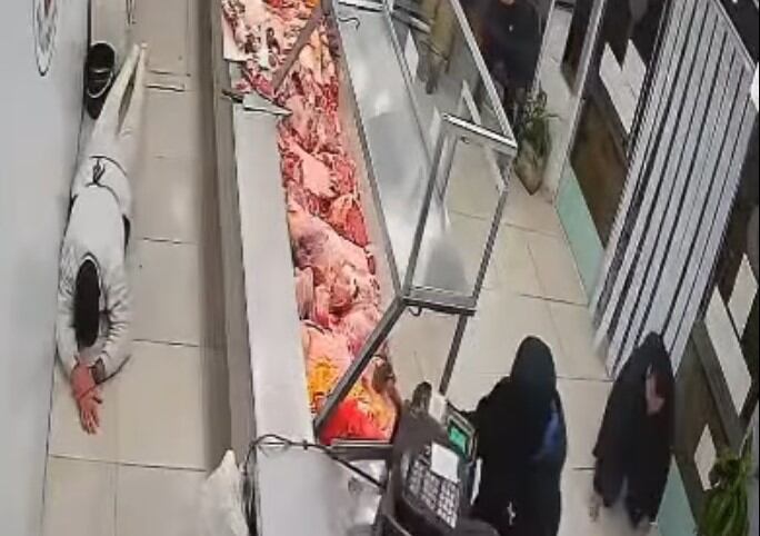 El robo quedó registrado por las cámaras de seguridad y mostró cómo seleccionaron un corte de carne