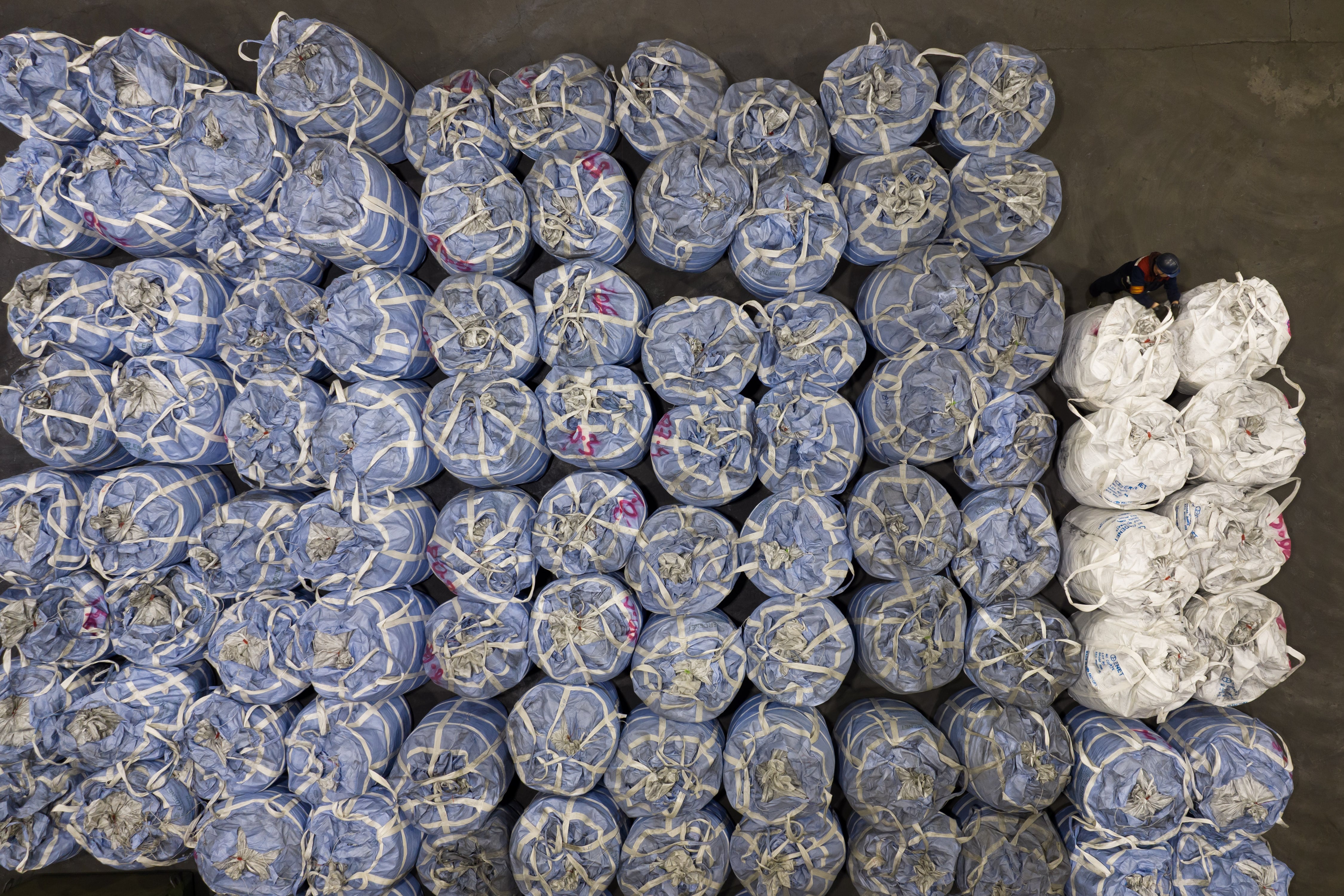 Bolsas de concentrado de molibdeno. (Crédito: SeongJoon Cho/Bloomberg)