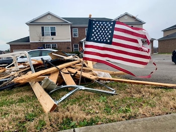 Se ve una bandera estadounidense rasgada después de que un tornado azotara Bowling Green, Kentucky, EE. UU., El 11 de diciembre de 2021 en esta imagen obtenida de las redes sociales. Lindsey Nance / vía REUTERS