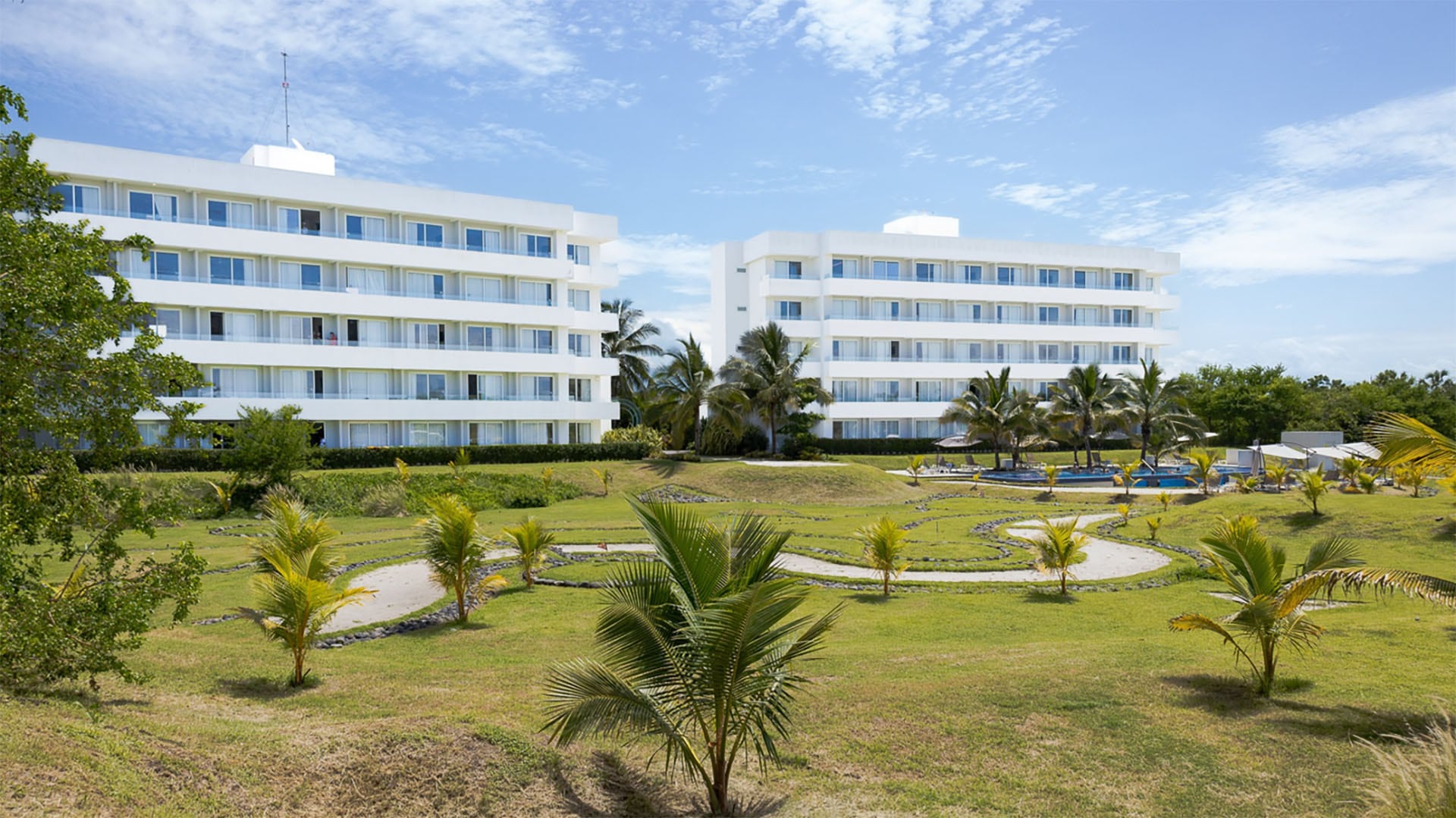 Edificios hoteleros modernos y un jardín tropical exuberante reflejan la creciente expansión de hoteles sostenibles en Guatemala. ( Oceana Resort-Conventions)