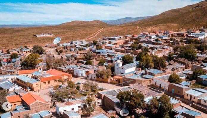 El poblado de Rinconada, en la provincia de Jujuy, reúne edificaciones de baja altura, una iglesia blanca y calles de tierra en el paisaje de la Puna. (Fotos: Visit Jujuy)
