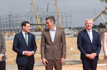 El presidente del Gobierno, Pedro Sánchez (c), junto al presidente de la Junta de Andalucía, Juanma Moreno (i) y el Consejero delegado de Moeve, Maarten Wetselaar (d), durante el acto de presentación del proyecto del Valle Andaluz del Hidrógeno Verde de Moeve. (Rocío Ruz / Europa Press)