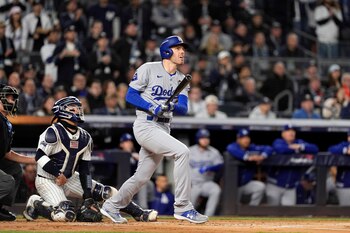 Freddie Freeman de los Dodgers de Los Ángeles tras conectar un jonrón de dos carreras durante el primer inning del tercer juego de la Serie Mundial, el lunes 28 de octubre de 2024, en Nueva York. (AP Foto/Godofredo A. Vásquez)