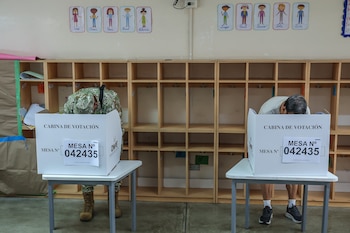 Personas votan este domingo, en Lima (Perú). Las autoridades electorales de Perú ampliaron una hora más el tiempo para sufragar este domingo en las elecciones generales tras los múltiples problemas registrados para abrir los centros de votación, especialmente en Lima. EFE/ Aldair Mejía