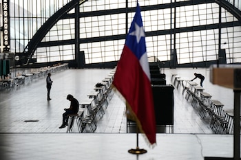 Trabajadores ordenan la Estación Mapocho,