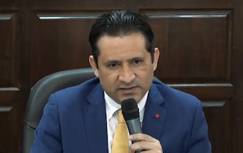 El magistrado señala colusión entre Mario Flores, presidente del TJE, y su asistente Roberta Lara, a quien vincula con actores políticos y la elaboración de argumentos en su contra. (Foto: Cortesía)