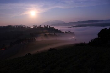 OCUILAN DE ARTEAGA, ESTADO DE MÉXICO, 20OCTUBRE2021. La luna llena adquiere un color naranja al acercarse al horizonte y ocultarse. La luna tiene ese color debido a atmosfera de la tierra la cual se vuelve más espesa en el horizonte, dispersando la luz azul, pero dejando pasar la luz roja. Esta luna es conocida como del cazador pues se cree que es el momento perfecto para la cacería, ya que los animales comienzan a ganar peso antes del invierno saliendo a buscar alimento en campos de cultivo recién vaciados en donde los cazadores pueden verlos fácilmente por la luz de la luna. La próxima luna llena será el 19 de noviembre. La imagen tomada esta mañana en San Pedro Tezontepec. FOTO: MARGARITO PÉREZ RETANA / CUARTOSCURO.COM