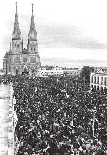 En 1982, durante la Guerra de Malvinas, Juan Pablo II visitó Luján. (AP Photo/Mark Foley)