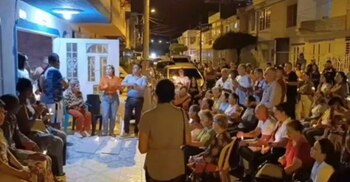 Familiares, amigos y vecinos se