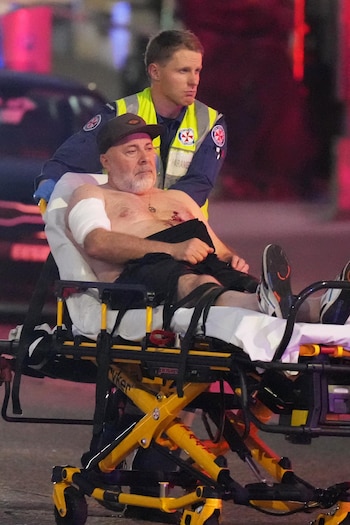 Un trabajador de emergencia empuja