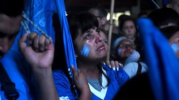 Una militante llora mientras escucha