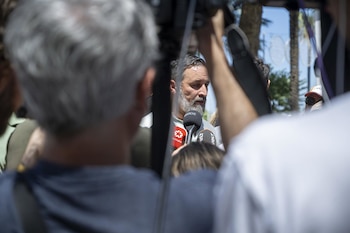 02/08/2026 El presidente de VOX, Santiago Abascal, atiende a los medios, en la plaza de África, a 2 de agosto de 2026, en Ceuta (España). El presidente de VOX se encuentra en Ceuta para abordar las consecuencias de la crisis migratoria.
POLITICA
Marcos Moreno - Europa Press