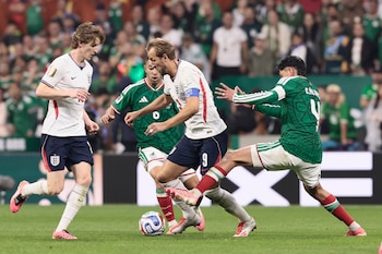 Edson Álvarez (d) de México disputa el balón con Harry Kane (c) de Inglaterra este domingo, en un partido de los octavos de final del Mundial de la FIFA 2026 entre México e Inglaterra en el estadio Azteca en la Ciudad de México (México). EFE/ José Méndez