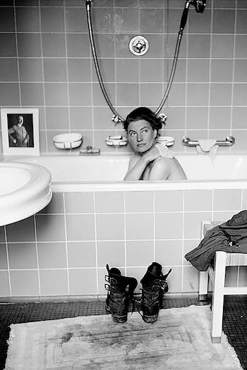 Desde las páginas de Vogue hasta los campos de batalla de la Segunda Guerra Mundial: ¿quién fue la fotógrafa Lee Miller?