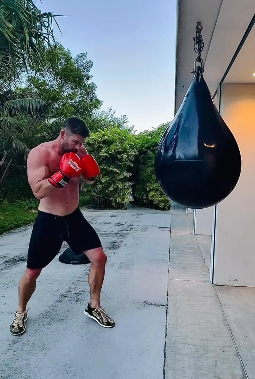 El boxeo, un deporte completo, mejora la capacidad aeróbica, fortalece el core y perfecciona la coordinación y el equilibrio (IG @chrishemsworth)