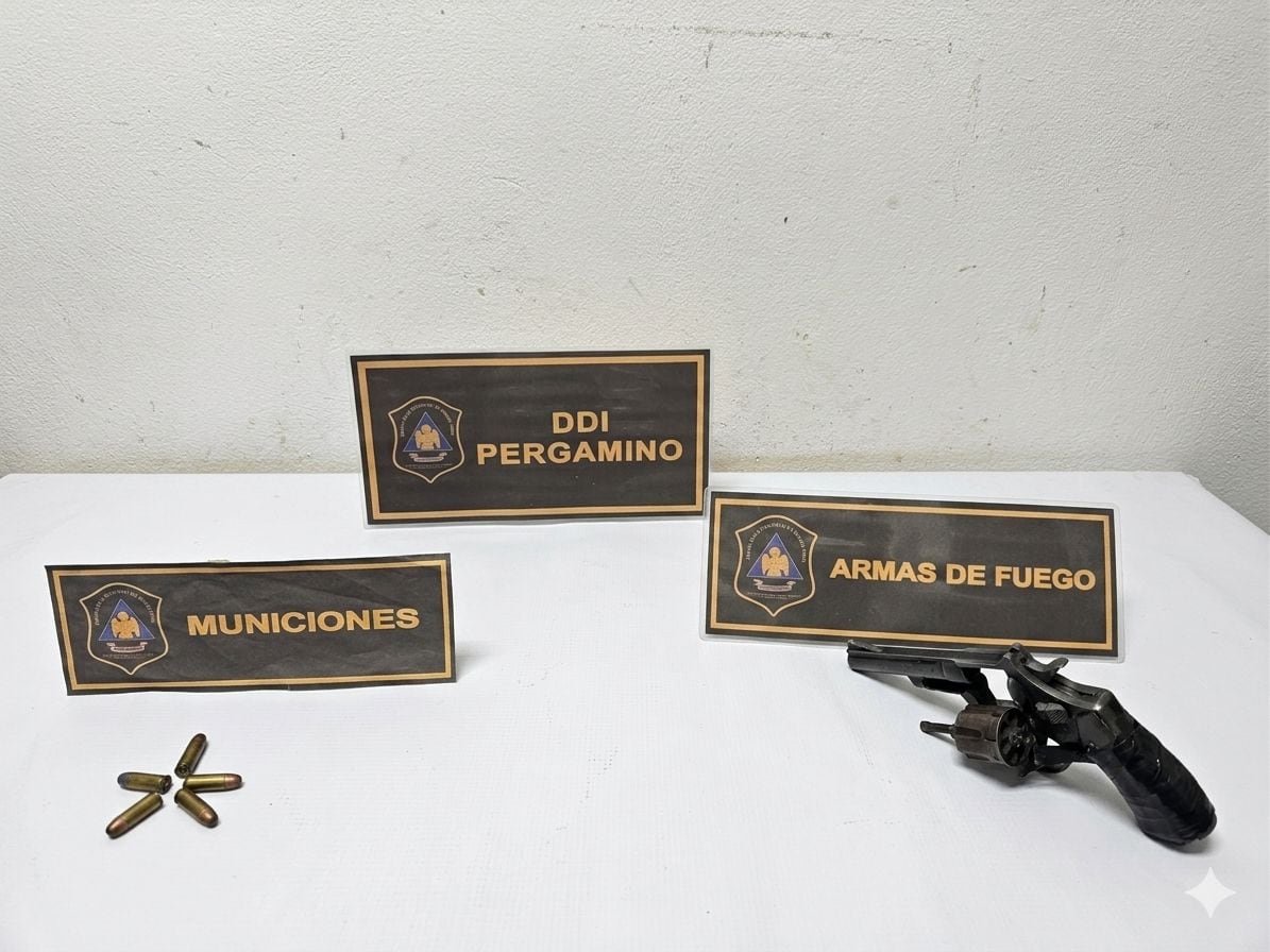 El arma y las municiones que fueron secuestradas por la DDI de Pergamino