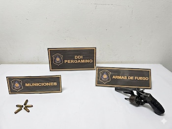 El arma y las municiones que fueron secuestradas por la DDI de Pergamino