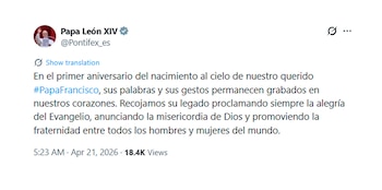 Captura de pantalla de un tuit de la cuenta oficial de Papa León XIV (@Pontifex_es) en español, que celebra el primer aniversario de Papa Francisco