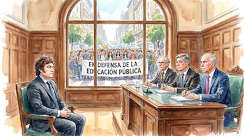 Ilustración en acuarela: Javier Milei sentado frente a tres jueces. Tras una ventana, una manifestación con la pancarta "EN DEFENSA DE LA EDUCACIÓN PÚBLICA".