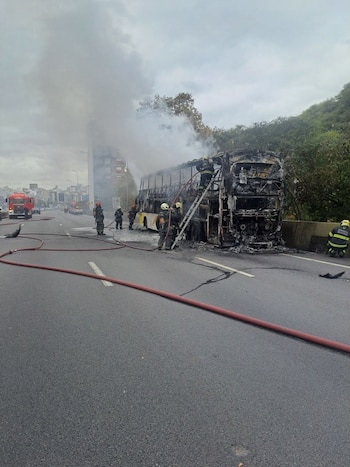 Bomberos de la Ciudad desplegaron dos líneas de mangueras para controlar el fuego, que alcanzó dimensiones de hasta 16 metros de largo