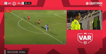 Árbitro acudió al VAR en