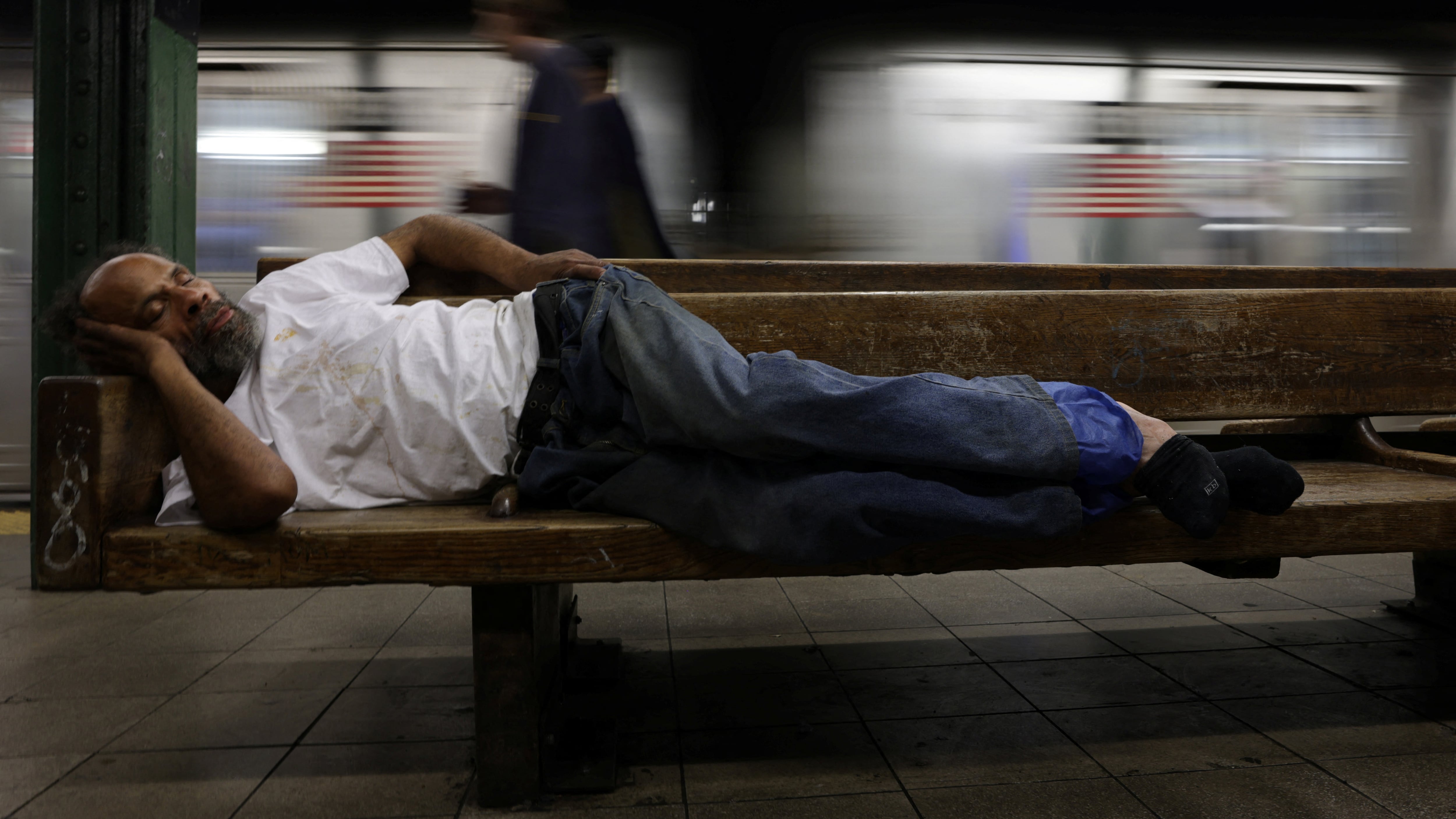 El conteo HOPE midió a la población sin hogar que pasó la noche fuera de los refugios, mientras más de 82.000 personas por noche permanecieron en albergues municipales (REUTERS/Kent J Edwards)