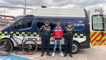 La captura se produjo en flagrancia cuando el presunto ladrón transportaba la bicicleta robada en Transmilenio - crédito Policía Bogotá