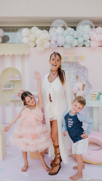 Cami posa sonriente junto a