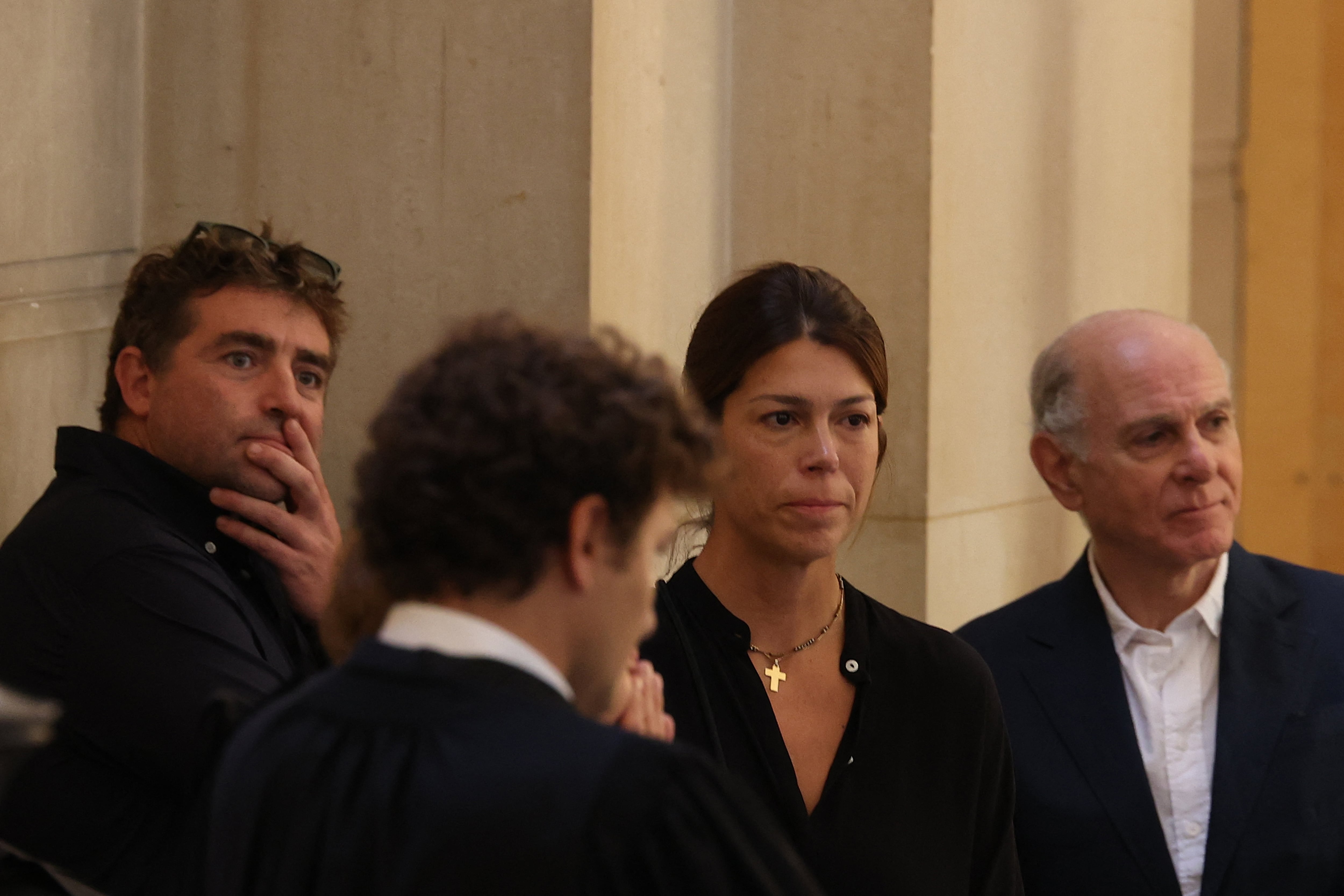 La esposa de Aramburu y su amigo Shaun Hegarty, involucrado en el ataque contra el ex Puma (Photo by Kenzo TRIBOUILLARD / AFP)