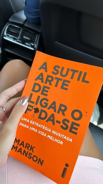 Libro de autoayuda que lee
