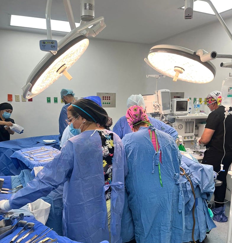Un equipo de profesionales médicos realiza una cirugía en un quirófano completamente equipado, mostrando dedicación y coordinación. (IMSS)