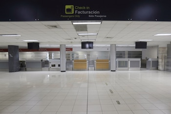 Las declaraciones del titular de la SIT reavivaron el debate sobre la conectividad aérea de Tegucigalpa y las limitaciones para los viajeros de la capital.
Miles de pasajeros deben trasladarse hasta Comayagua para abordar vuelos internacionales, lo que representa mayores costos y tiempo de viaje. (Foto: REUTERS/Fredy Rodriguez / Archivo)