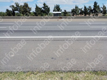 Aseguró que un pozo en la autopista le rompió dos ruedas, fue a la Justicia y perdió: la falla que hizo caer su demanda