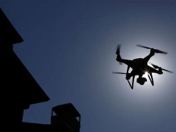 As investigações indicam que a aeronave teria voado dentro de uma restrição temporária de voo (TFR). A Administração Federal de Aviação exige uma licença especial para operar drones em espaço aéreo restrito. (Imagem: Criação de Imagem)