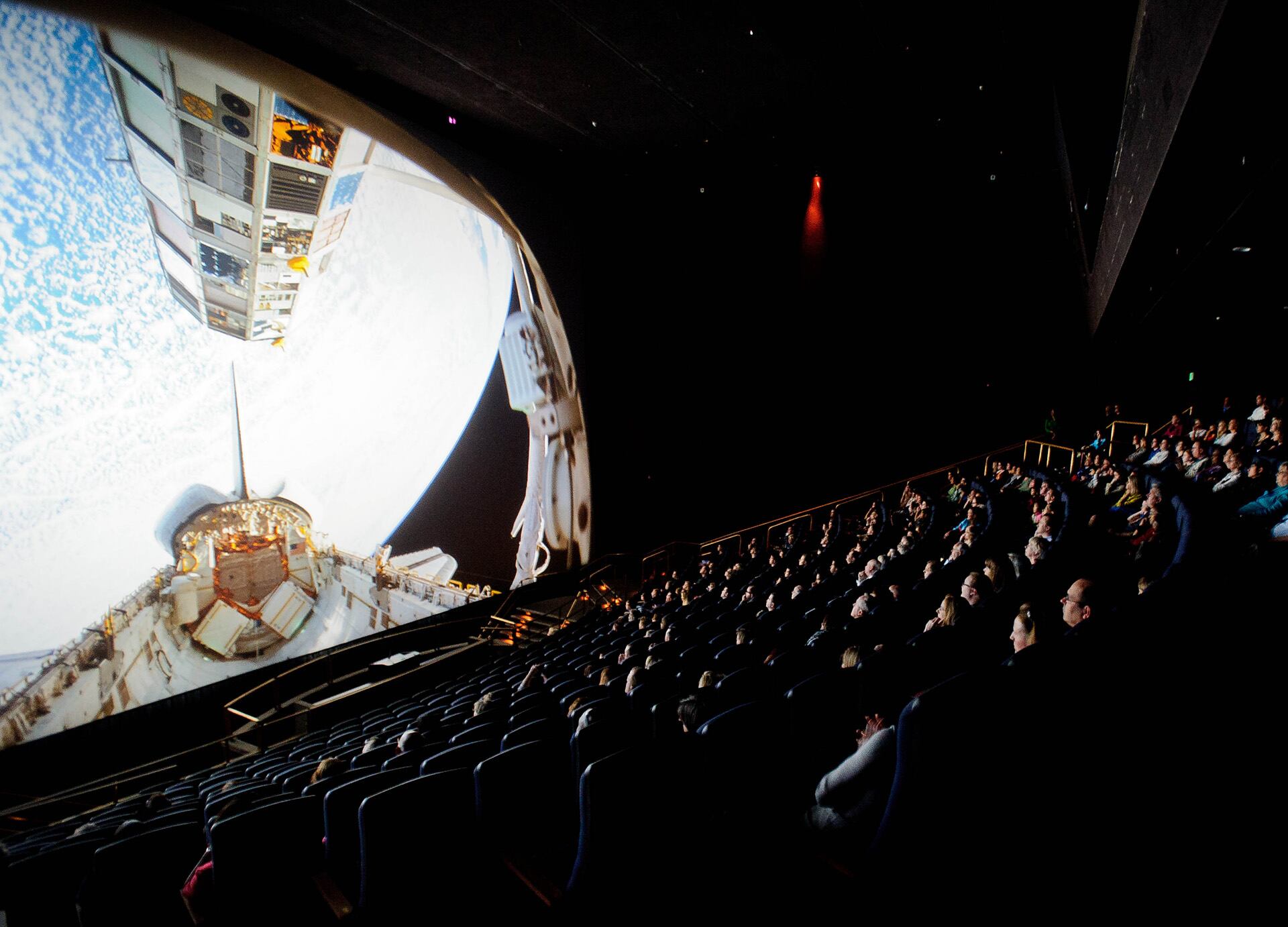 En el ambiente limitado del espacio, grabar con tecnología Imax exigió adaptar el equipo y capacitar en técnicas creativas a los astronautas (NASA)