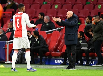 Erik ten Hag dirigiendo al