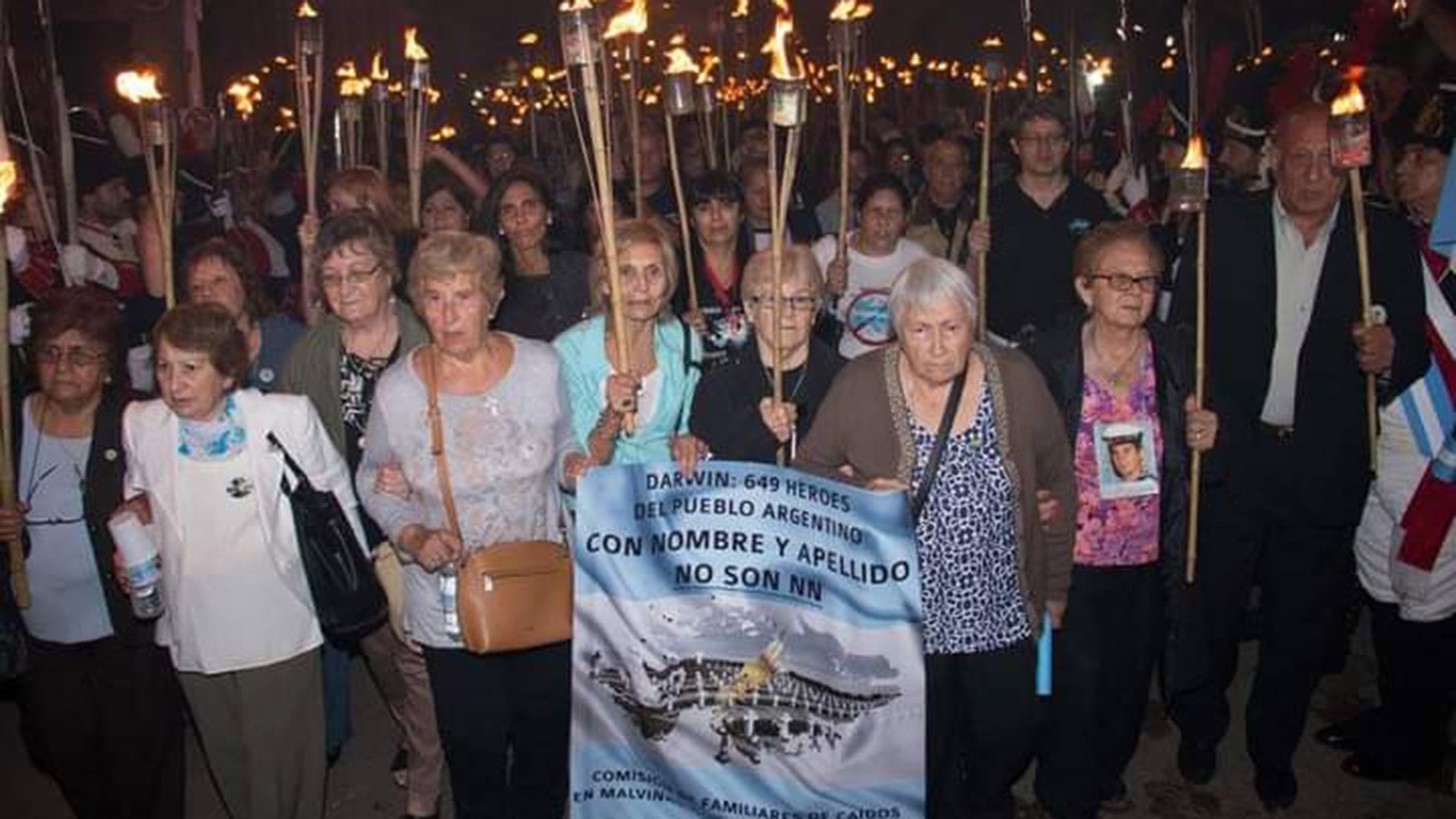 En primera fila, en la tradicional vigilia en San Andrés de Giles, junto a otros familiares de caídos
