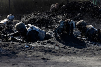 Militares ucranianos de las Fuerzas de Asalto Aéreo participan en ejercicios para obtener la boina granate (de color burdeos oscuro) en un lugar no revelado, el 14 de agosto de 2026, en plena invasión rusa de Ucrania (Tetiana Dzhafarova/AFP)