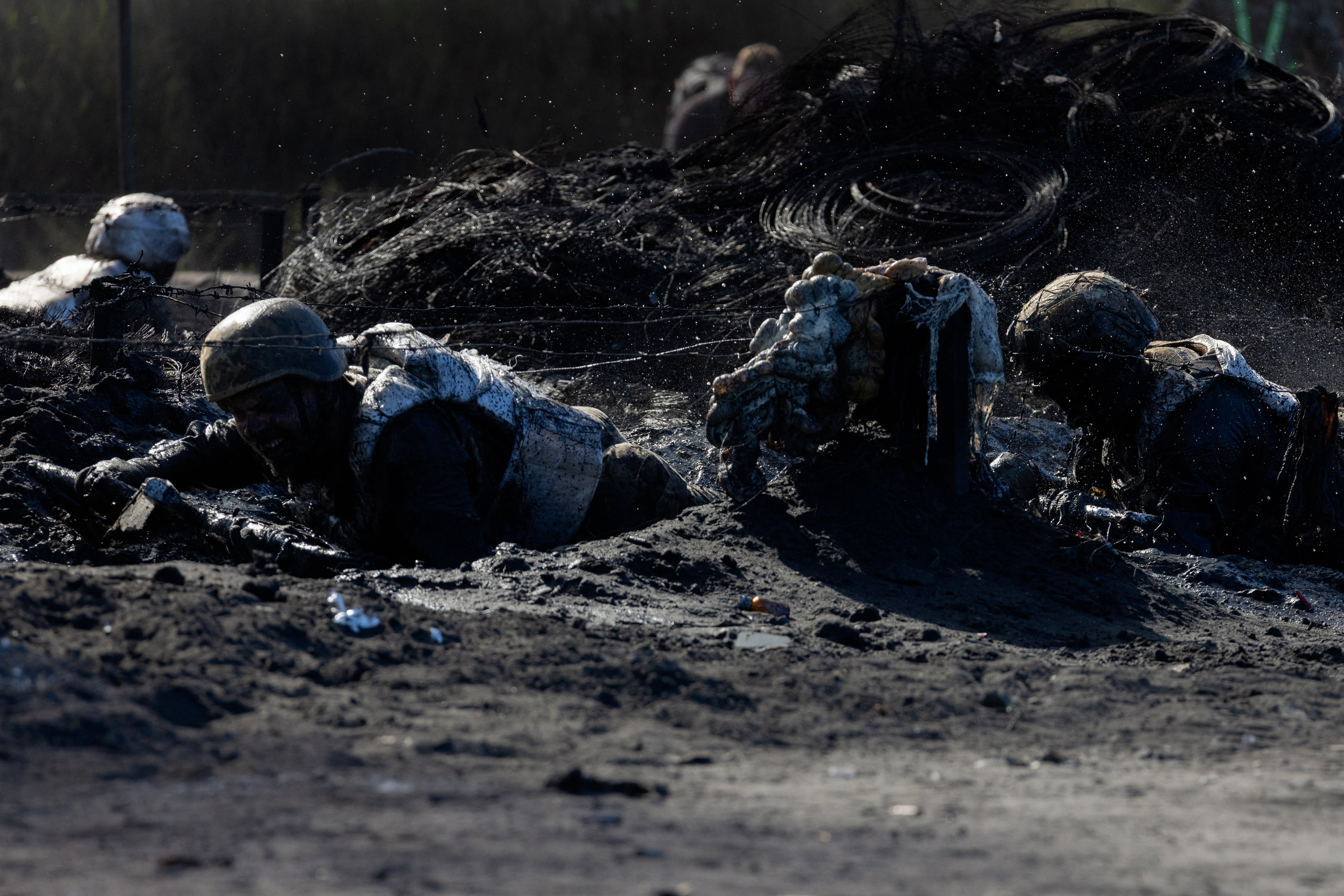 Militares ucranianos de las Fuerzas de Asalto Aéreo participan en ejercicios para obtener la boina granate (de color burdeos oscuro) en un lugar no revelado, el 14 de agosto de 2026, en plena invasión rusa de Ucrania (Tetiana Dzhafarova/AFP)